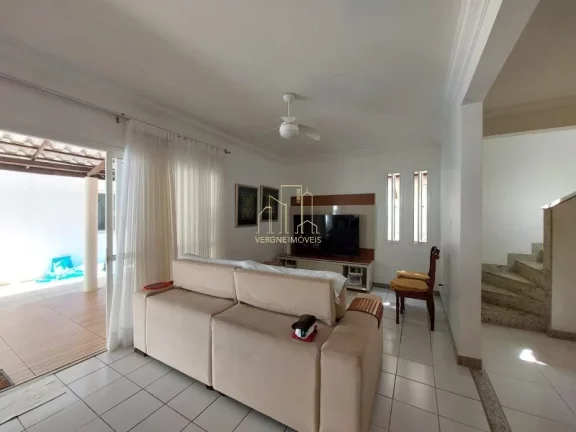 Imagem Casa de Luxo em Condomínio: 4 Quartos, 3 Suítes, 3 Salas em Piatã, Salvador-BA - 230m² de Pura Elegância e Conforto!