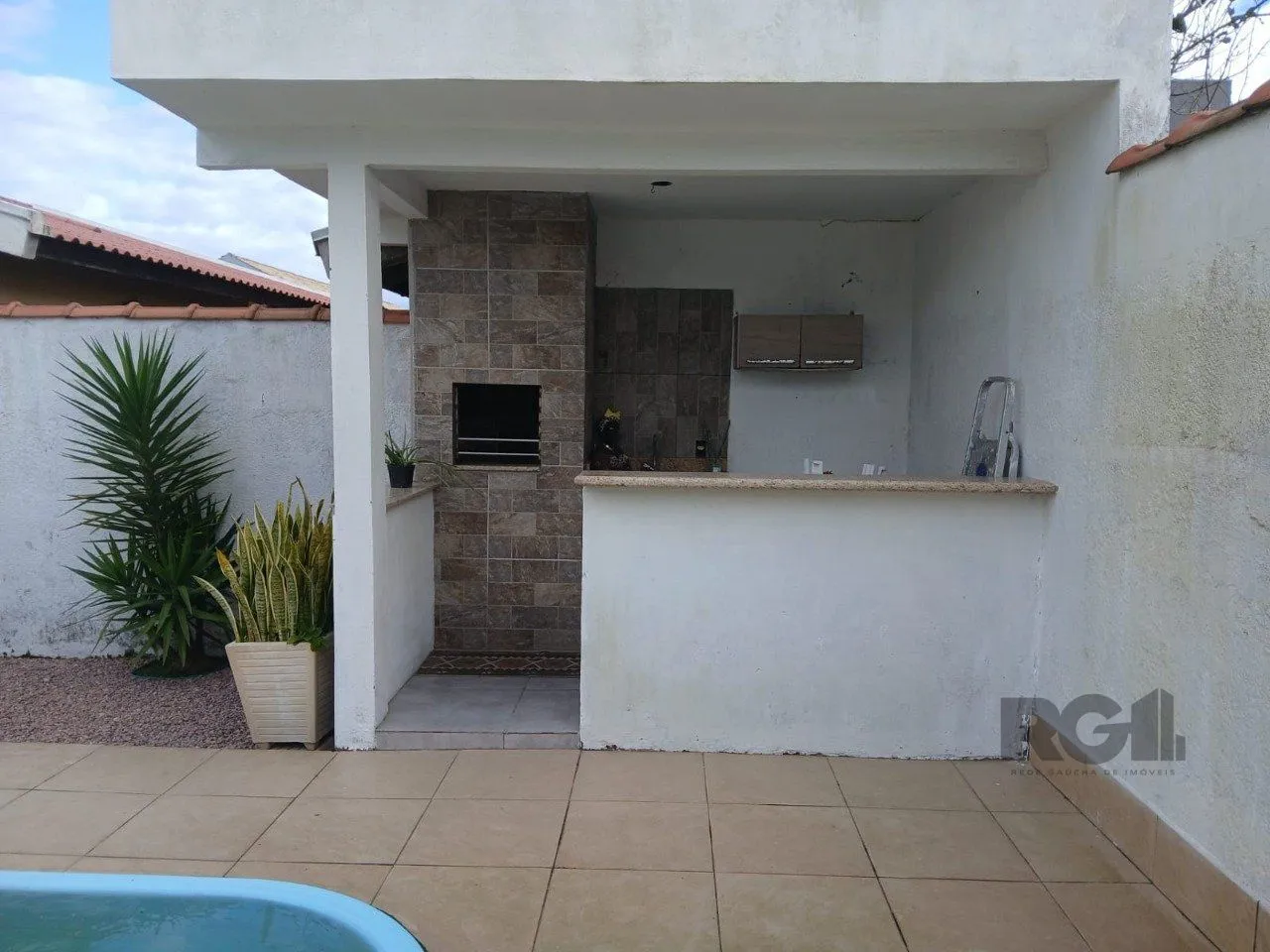 Imagem Casa de 2 dormitórios, com banheiro social, e um living em 2 ambientes, com banheiro Social, e cozinha com área de serviço, mais um patio pra 3 carros, e uma piscina nos fundos...