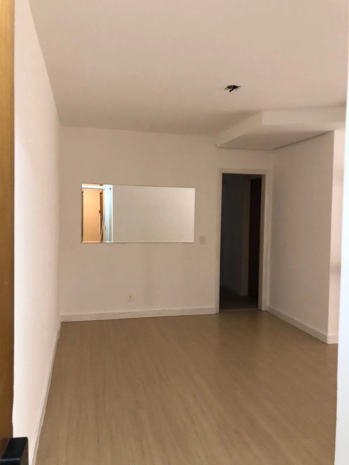 Imagem Vende ou aluga no bairro Menino Deus, com garagem, apartamento de 03 dormitórios, suíte, living 02 ambientes, com sacada e churrasqueira