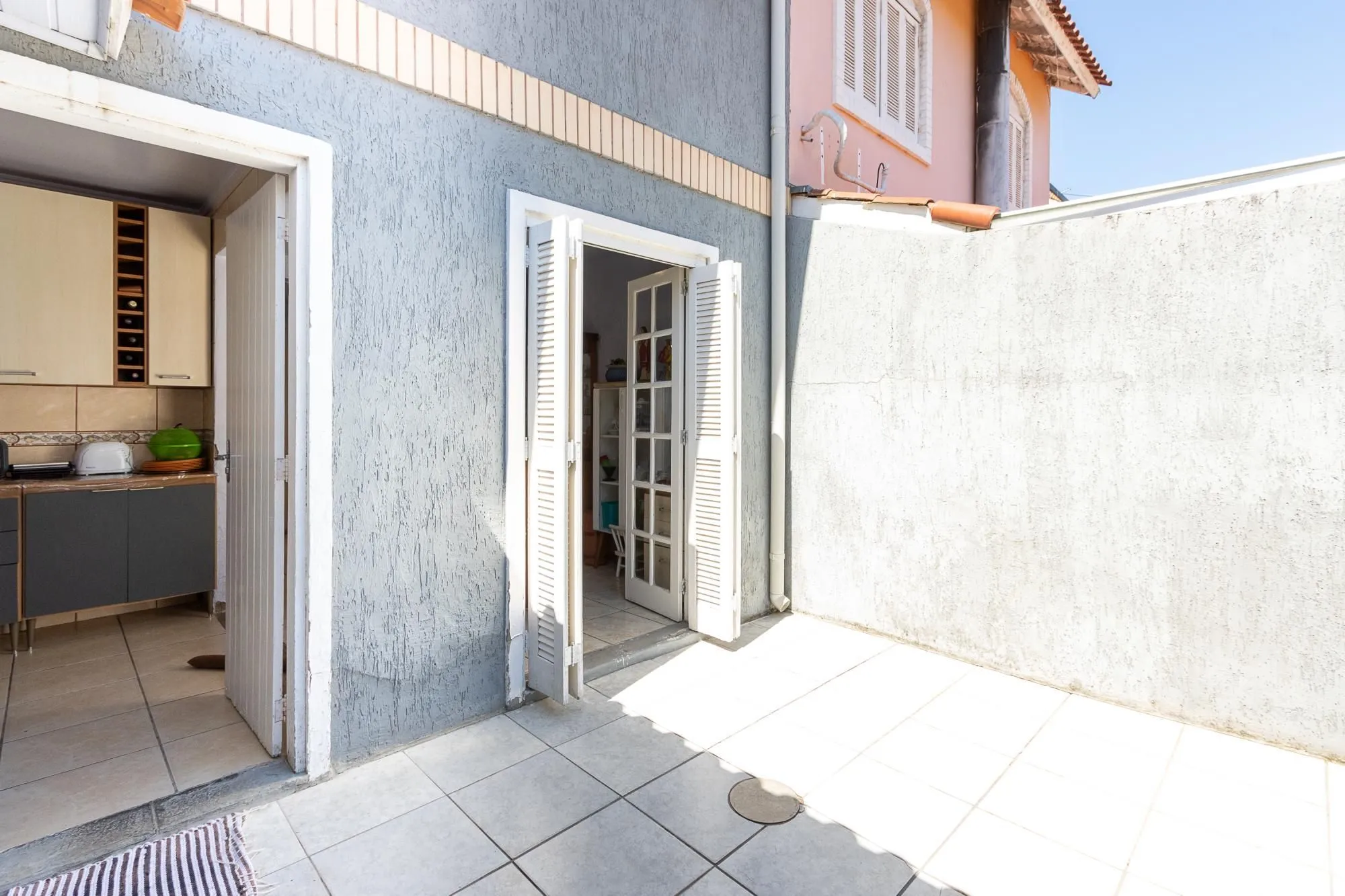 Imagem Casa de condomínio, de 3 dormitórios, 1 suíte e 2 vagas de garagem.