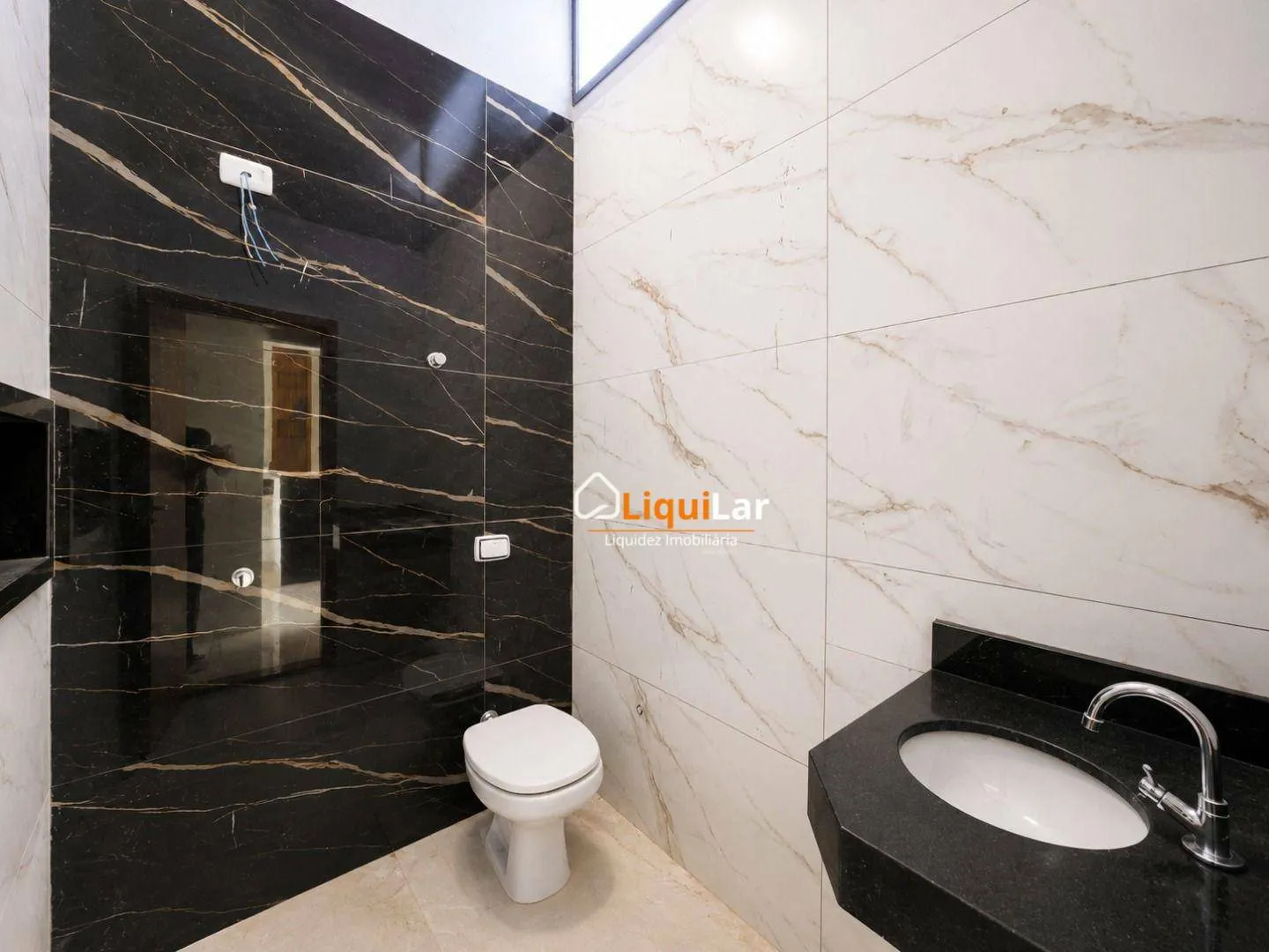 Imagem Casa à Venda com Suíte e Amplo Quintal em Localização Privilegiada Próxima à Lagoa Itatiaia