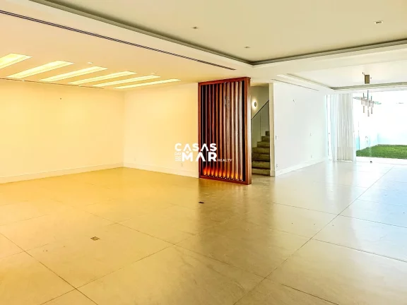 Imagem Imponente residência de luxo com 4 suítes na Barra da Tijúca, Rio de Janeiro - RJ: 3 salas, 6 vagas e 1.000m² de puro requinte!