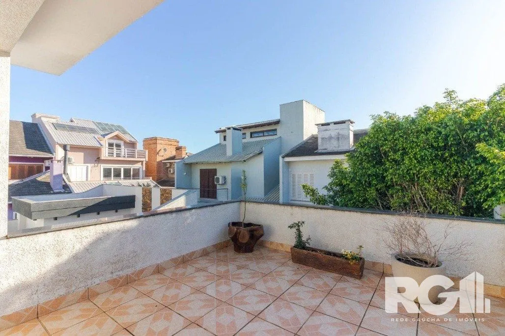 Imagem Casa em Condomínio com 3 Suítes, Espaço Gourmet e 5 Vagas de Garagem