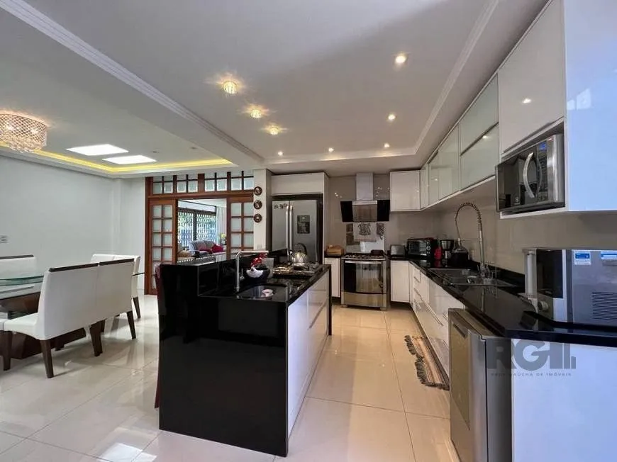 Imagem Casa 221m² - 3 dormitórios, 1 suíte, 4 vagas de garagem no bairro Vila Assunção