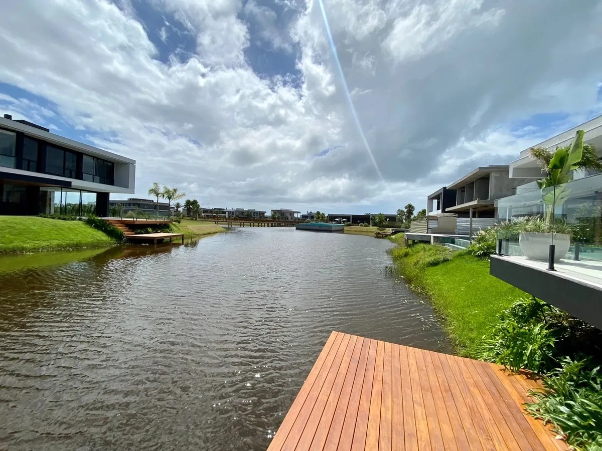 Imagem Sobrado mobiliado e decorado, beira Lago