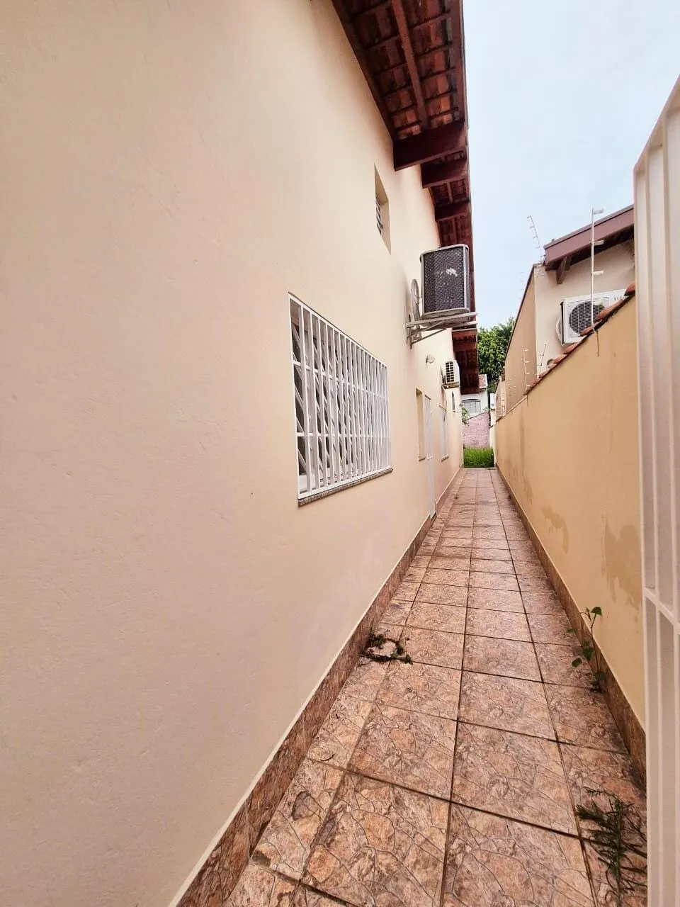 Imagem Oportunidade Imperdível: Casa Comercial a 5 Min do Centro, Perfeita para Empresas com Ampla Estrutura e Localização Estratégica