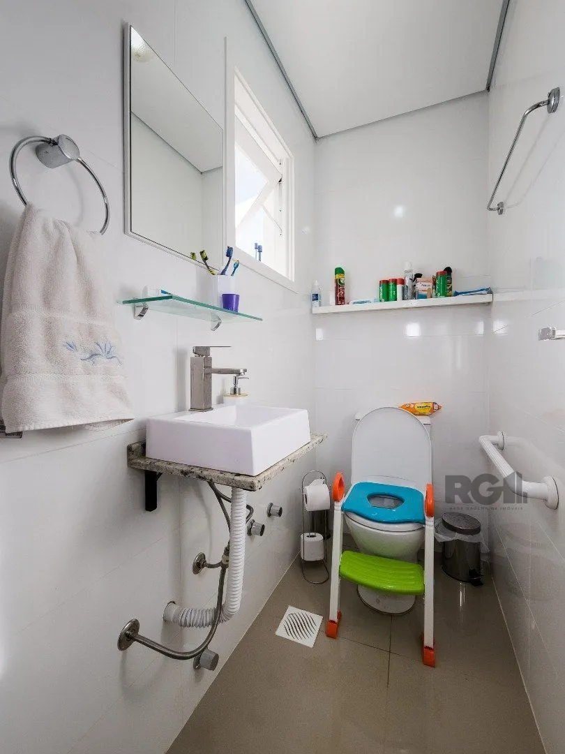 Imagem Living em dois ambientes com cozinha americana, lavabo, pátio, lavanderia. o3 dormitórios sendo 01 suíte, banheiro social e sótão. Duas vagas de garagem.