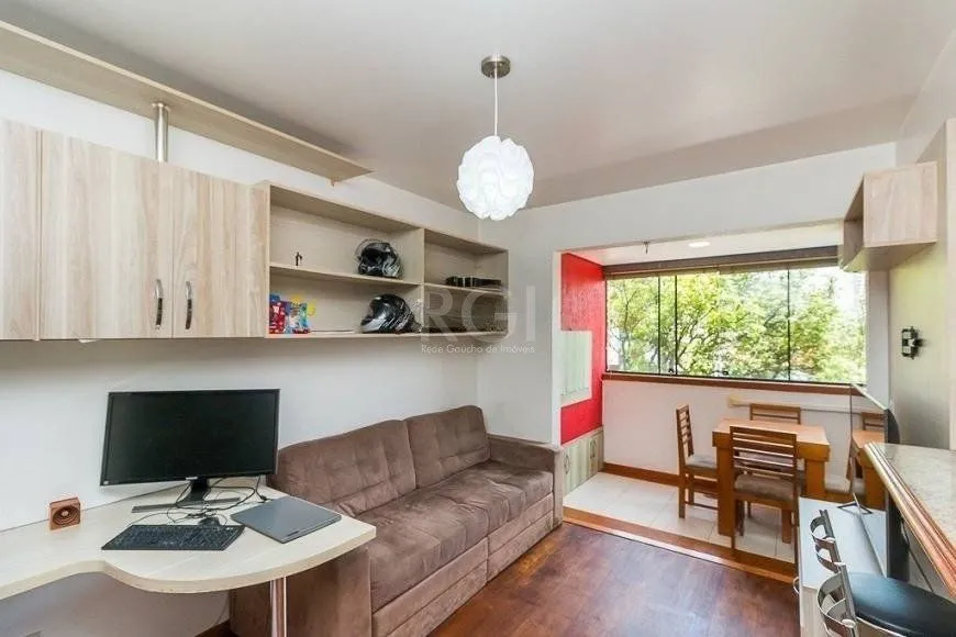 Imagem Apartamento para Venda - 43m², semi mobiliado, 1 dormitório, churrasqueira e 1 vaga de garagem no bairro Partenon