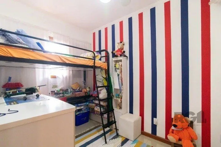 Imagem Casa em condomínio na zona sul, 3 quartos, suíte, lareira, churrasqueira, 2 vagas de garagem coberta.