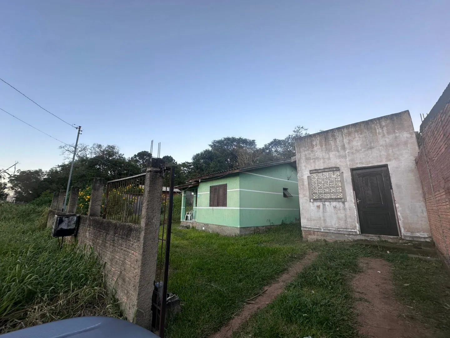 Imagem CASA À VENDA COM 2 DORMITÓRIOS E CONSTRUÇÃO PARA COMÉRCIO NO Tarumã