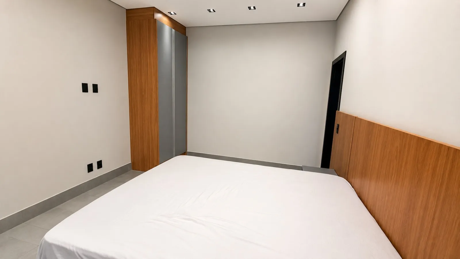 Imagem Casa mobiliada com 3 suítes e piscina à venda no Riviera de Santa Cristina XIII ? Setor Iate