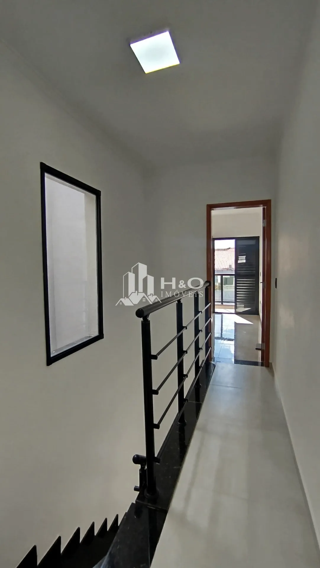 Imagem Sobrado Frontal à Venda - 3 Dormitórios (1 Suíte) - Acabamento em Porcelanato! BAIRRO JARDIM BRASILIA