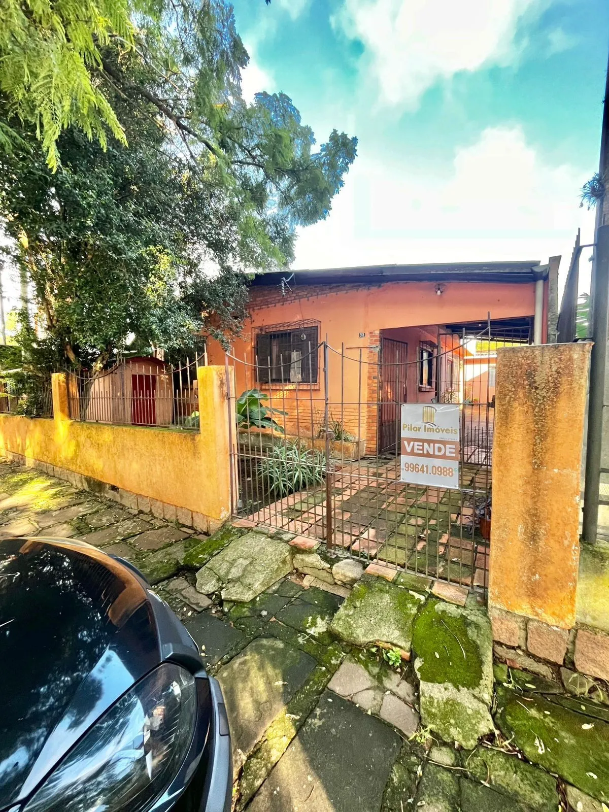 Imagem Casa na Rua Marista, Partenon, com 11,00 de frente por 23,00 de frente a fundos