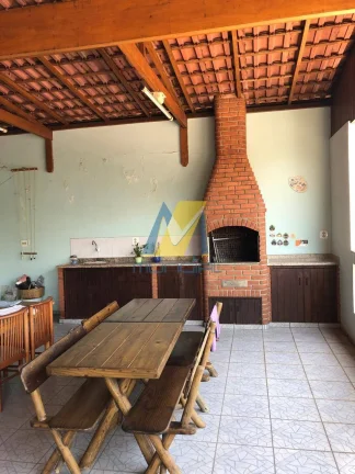 Imagem Sobrado amplo com 3 suítes, renda garantida e 6 vagas cobertas