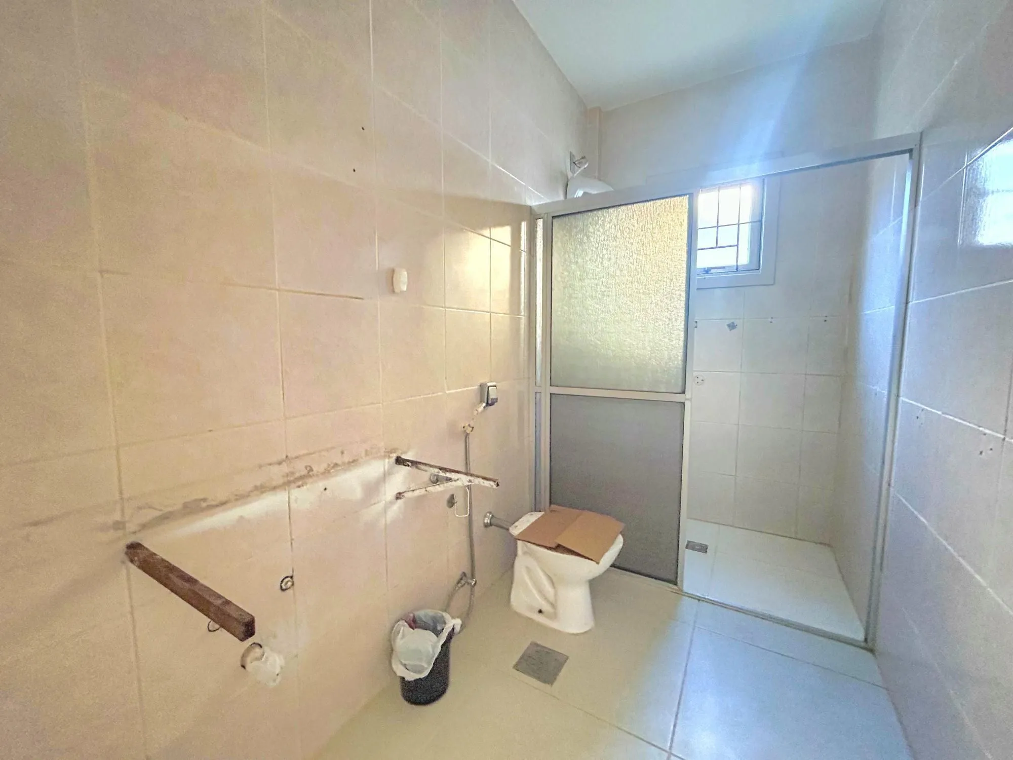 Imagem CASA 03 dormitórios, 01 suíte, lareira, churrasqueira, terraço, pátio, garagens cobertas na VILA NOVA - ótima localização
