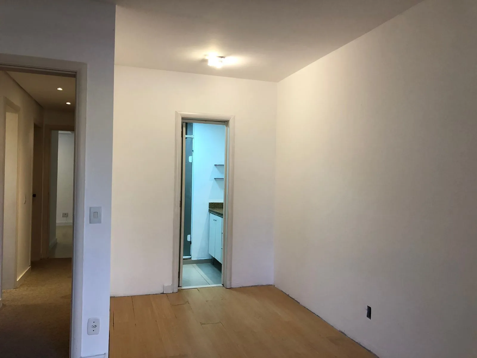 Imagem Vende ou aluga no bairro Menino Deus, com garagem, apartamento de 03 dormitórios, suíte, living 02 ambientes, com sacada e churrasqueira