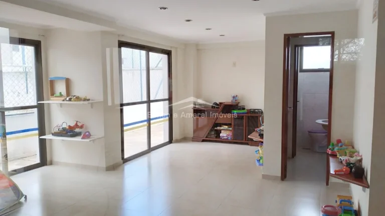 Imagem Apartamento com três quartos, incluindo uma suíte com elegantes armários embutidos. Uma ampla sal...