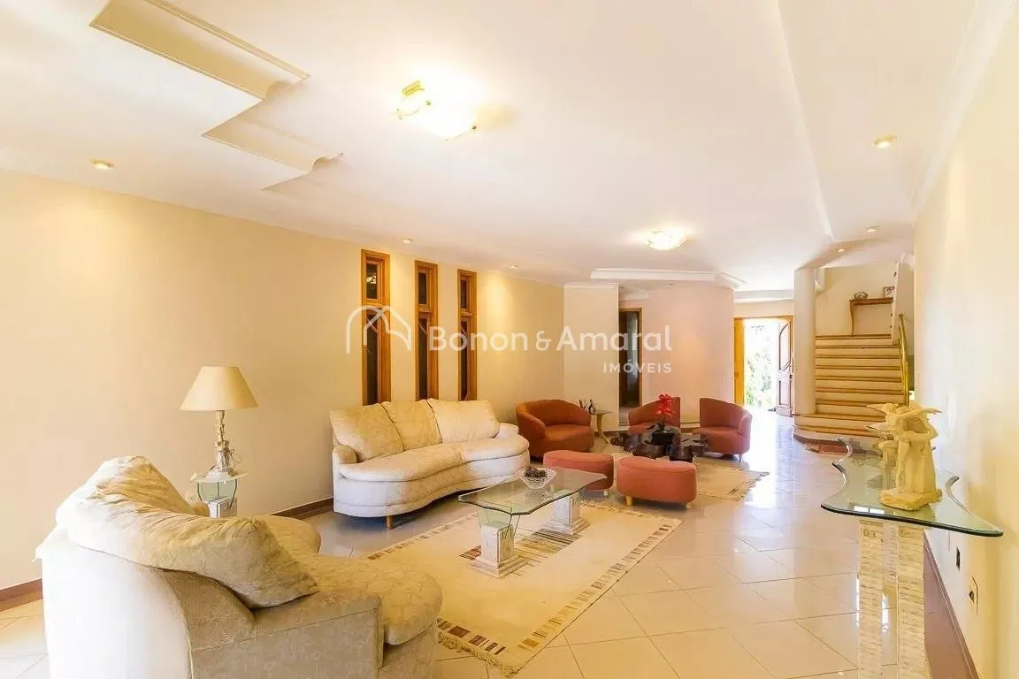 Imagem Casa em condomínio com 690m² e 5 quartos