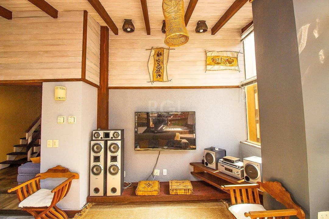 Imagem Cobertura para Venda - 116.36m², 2 dormitórios, sendo 1 suites, 1 vaga - Petrópolis