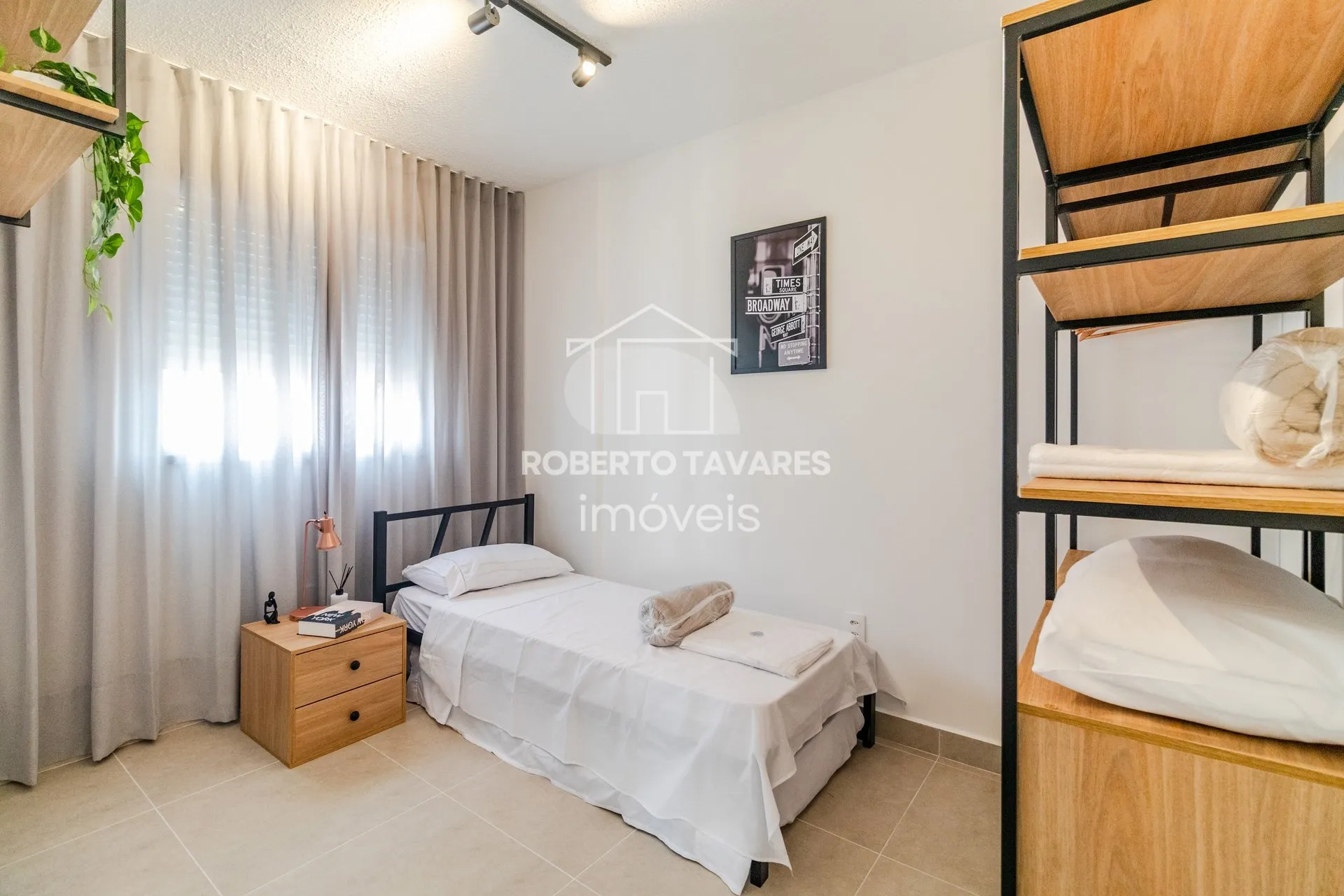 Imagem Apartamento totalmente mobiliado. VENDA DE PORTEIRA FECHADA - O imóvel conta com 2 quartos, sendo 1 suíte, além de uma vaga de garagem.