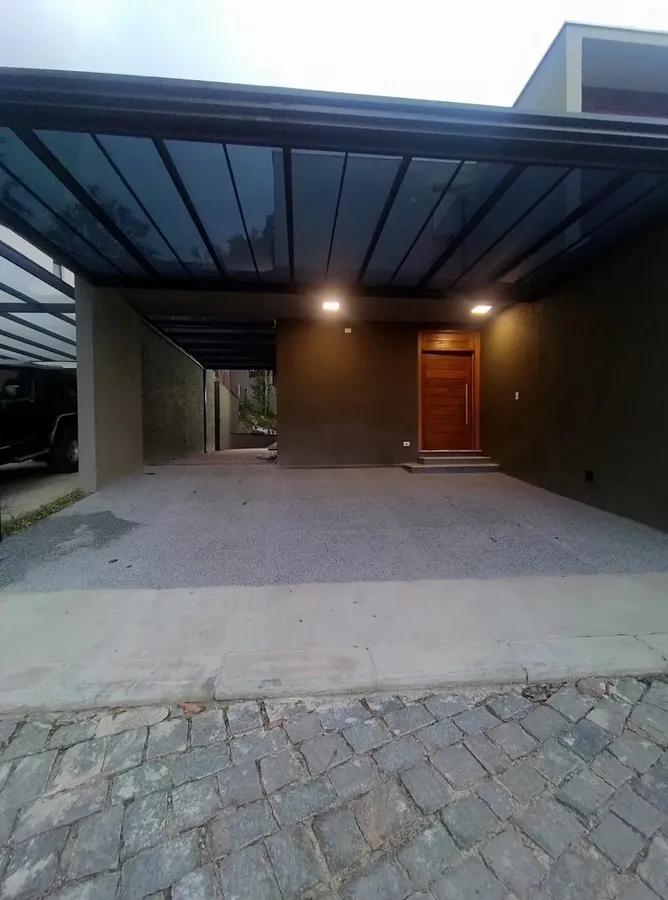 Imagem Sobrado em condominio com vista de frente pra a pedra grande