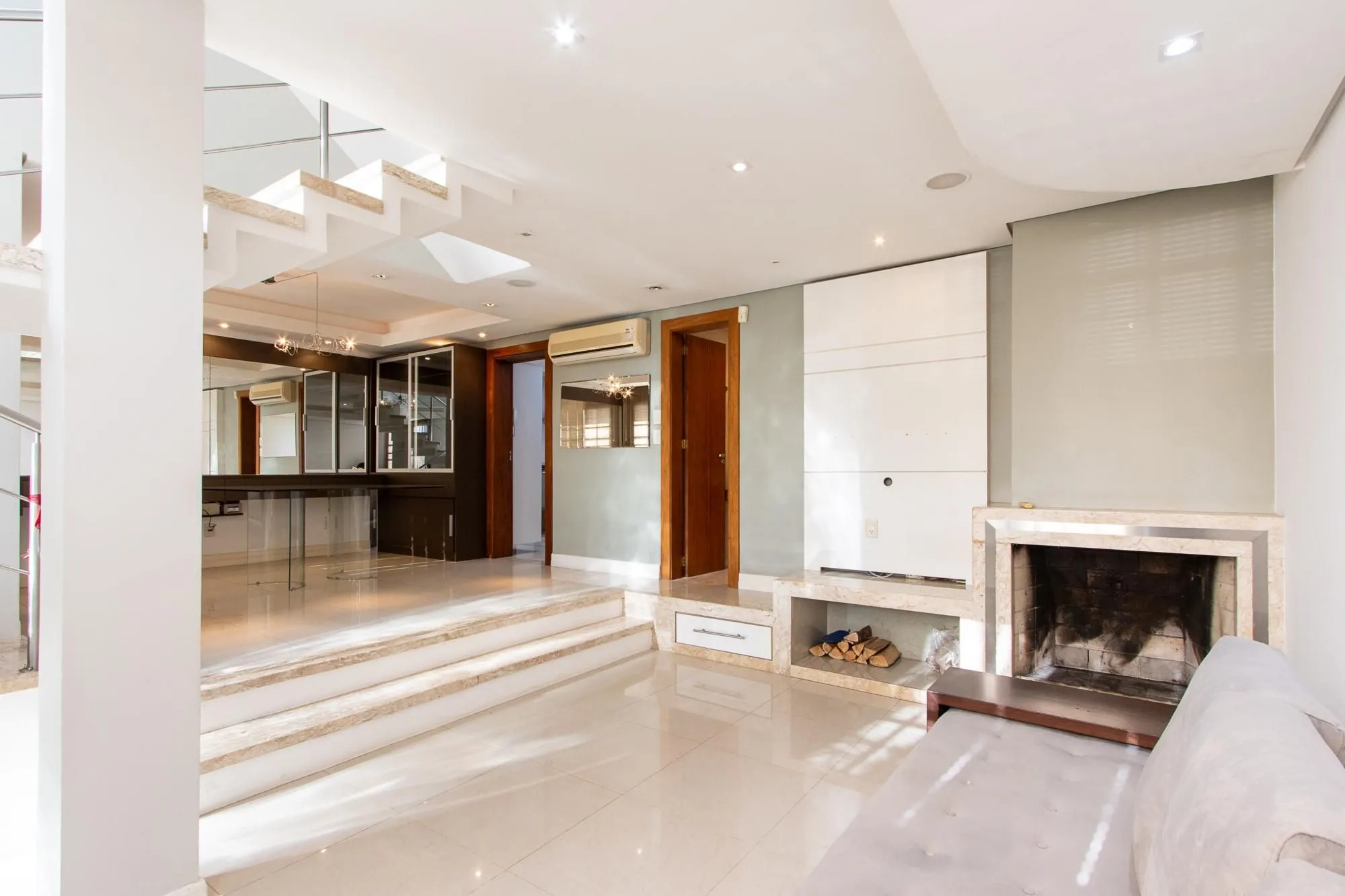Imagem Excelente casa de 3 dormitórios, 1 suíte, pátio, piscina e vaga para 2 carros cobertas.