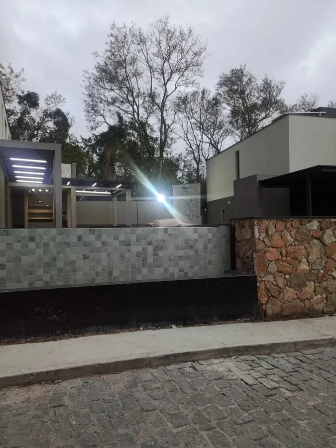 Imagem Sobrado em condominio com vista de frente pra a pedra grande