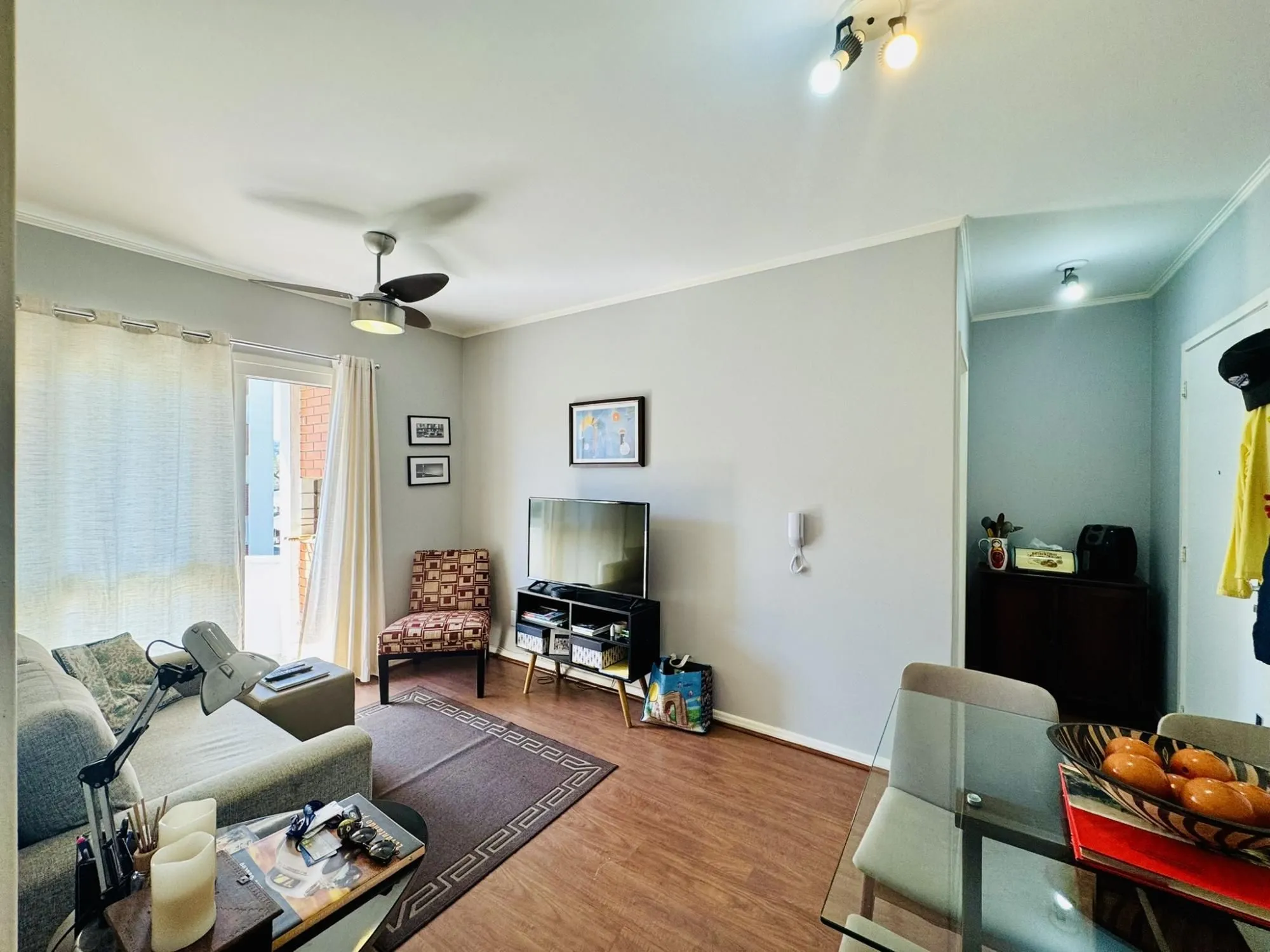 Imagem Apartamento 1 Dormitório Reformado com Sacada e Churrasqueira no Jardim Botânico