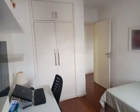 Imagem Apartamento com living para 02 ambientes, piso de tacos, dormitórios com armários, closet, banheir...