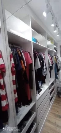 Imagem CASA SOBREPOSTA TÉRREA NA PONTA DA PRAIA COM PORTEIRA FECHADA