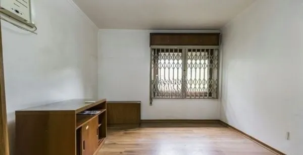 Imagem Casa sobrado no bairro Auxiliadora de 5 dormitórios e 4 vagas