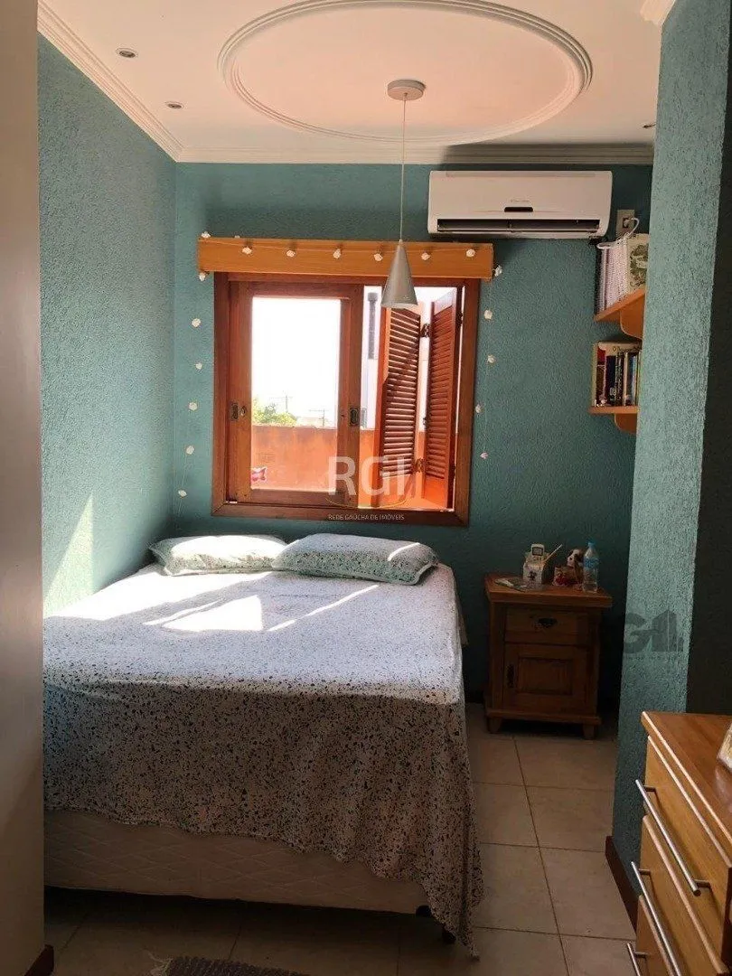 Imagem Casa residencial de 3 dormitórios sendo um uma suíte localizada no bairro Guarujá.