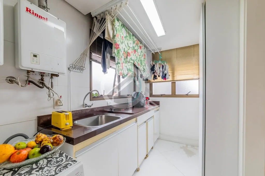 Imagem Apresentamos um sofisticado apartamento no bairro Petrópolis, com 266 m² de área privativa, ofere...