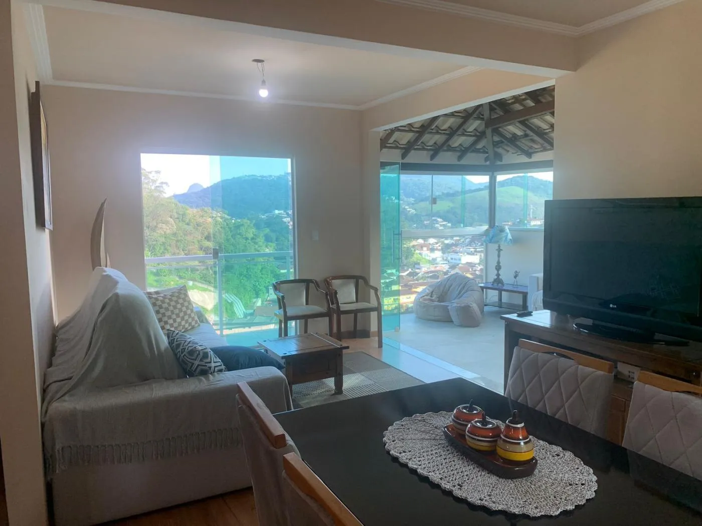 Imagem Casa para Venda em Petrópolis / RJ no bairro Valparaíso