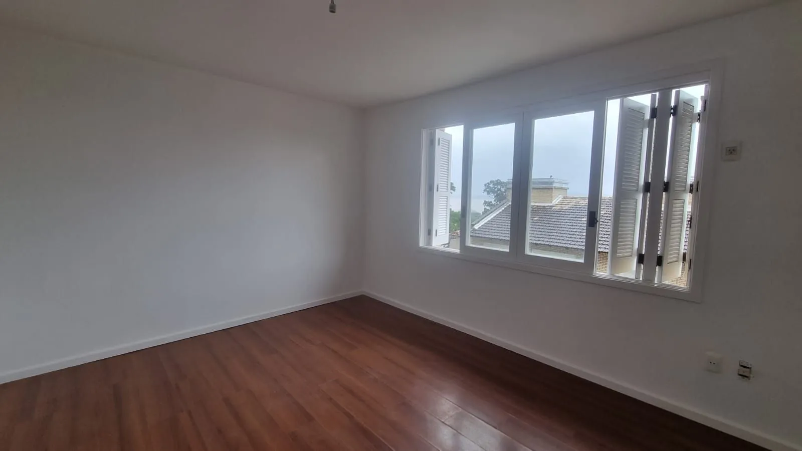 Imagem Casa Reformada de 197mq no Condomínio Villa Dei Fiori - Bairro Tristeza a venda na Zona Sul de Porto Alegre.
