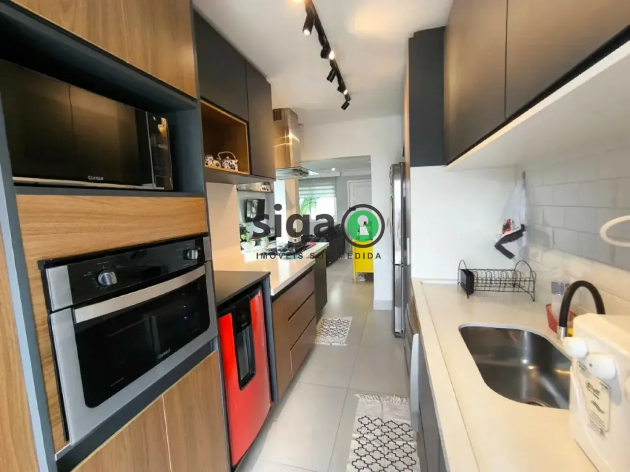 Imagem Casa sofisticada com jacuzzi privativa e acabamento contemporâneo.