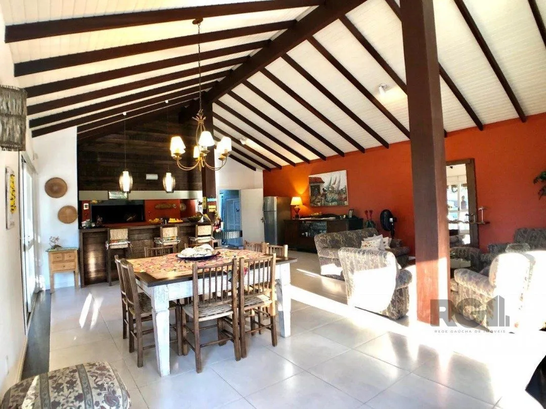 Imagem EM ATLÂNTIDA, CASA COM 1140m², 320 m² DE ÁREA PRIVADA, 3 DORMS (1 SUÍTE)