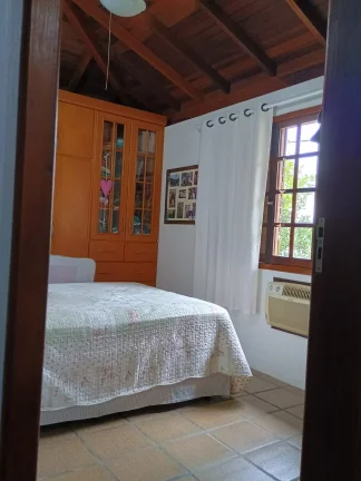 Imagem Espaçosa casa em Garopaba-SC: 3 dormitórios, suíte, jardim e documentação completa.