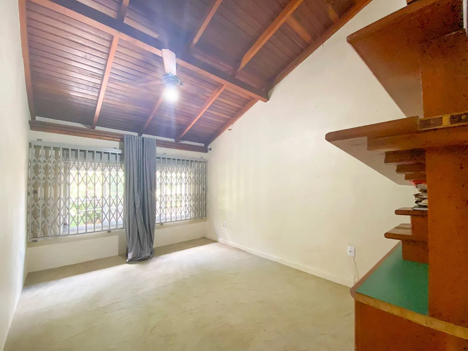 Imagem Casa / 4 Quartos / 1 Suíte / Churrasqueira / Jardim Itu Sabará / Porto Alegre / RS