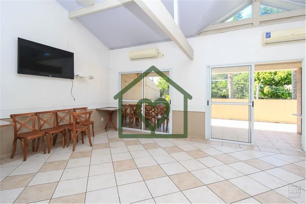 Imagem Linda casa em Condominio, com living de 2 ambientes (estar/jantar) com lareira, cozinha americana mo...