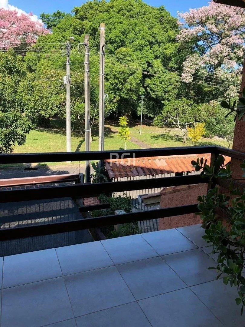 Imagem Casa residencial de 3 dormitórios sendo um uma suíte localizada no bairro Guarujá.