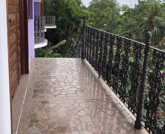 Imagem Sobrado no alto do Morro Santa Terezinha, 6 dormitórios, clost, hidro, dependência empregada independente, canil e 5 vagas.
