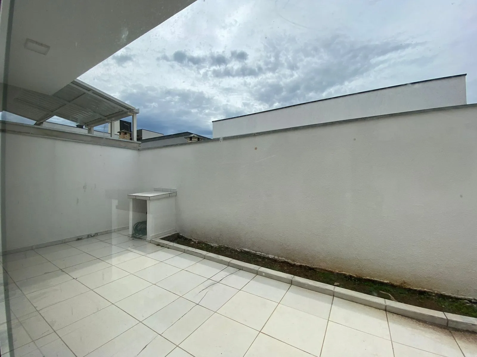Imagem Excelente Casa de 100M² no Condomínio Horto Florestal I Para Venda e Locação