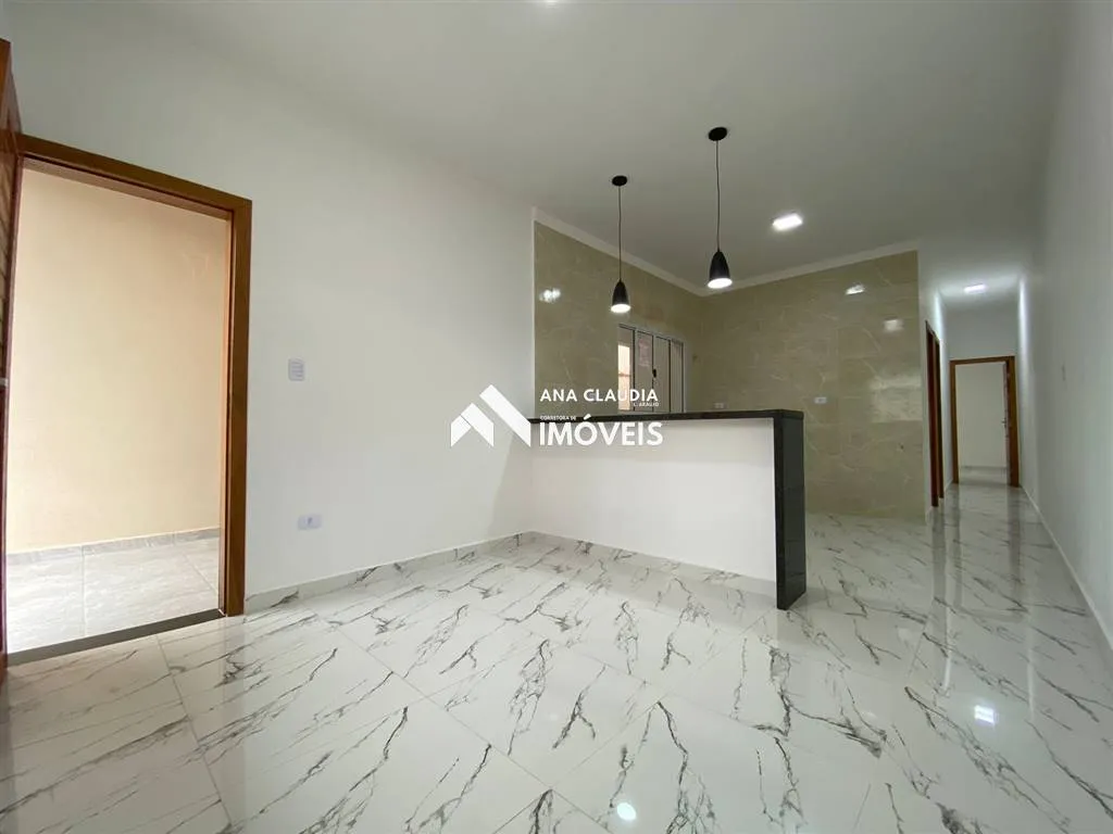 Imagem Casa nova com piscina a venda em Mongaguá a 400 metros da praia, lado serra