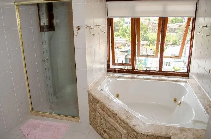 Imagem Casa com 5 dormitórios, 550 m² no Bairro Vila Jardim - Porto Alegre/RS