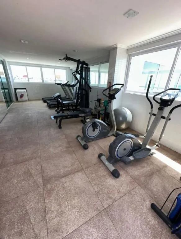 Imagem Apartamento com 2 quartos e suíte a 90m da praia de Intermares. Rooftop com piscina e excelente opção para investir.