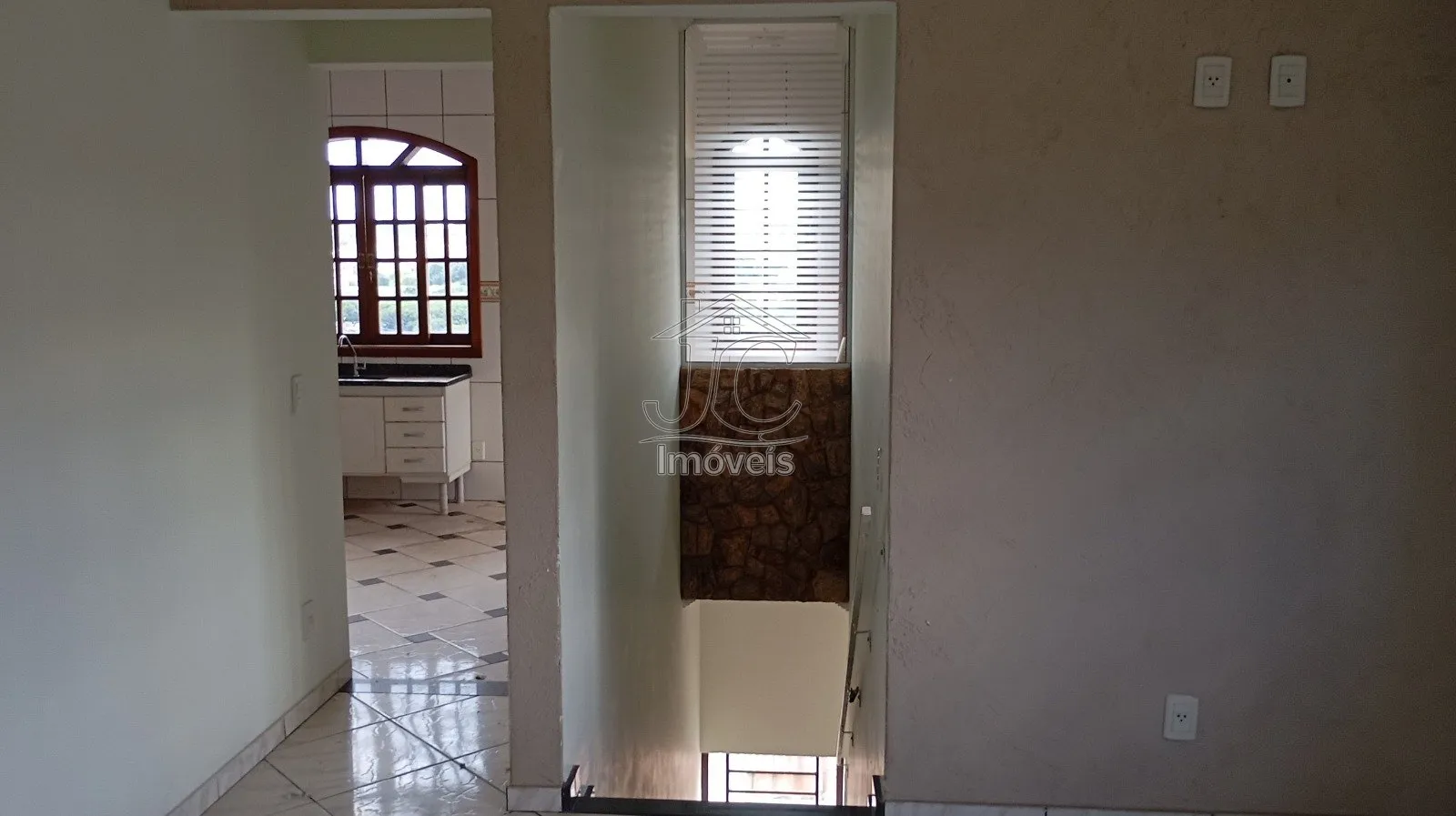 Imagem Casa com 3 quartos com barracão comercial no piso inferior à venda em Valinhos.