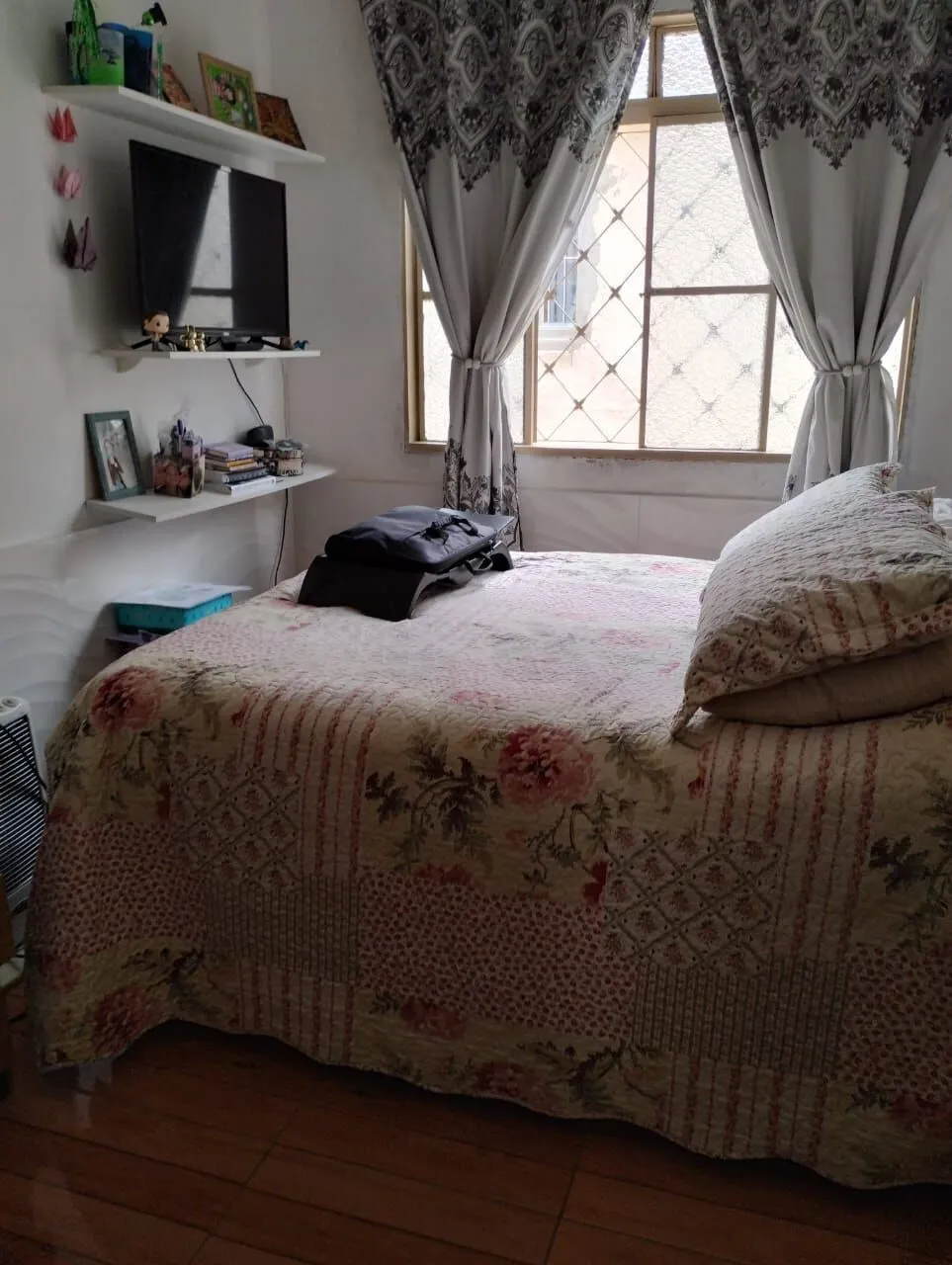 Imagem Terreno com duas frentes, três casas (duas c/dois dormitórios e a outra tipo tipo JK)
