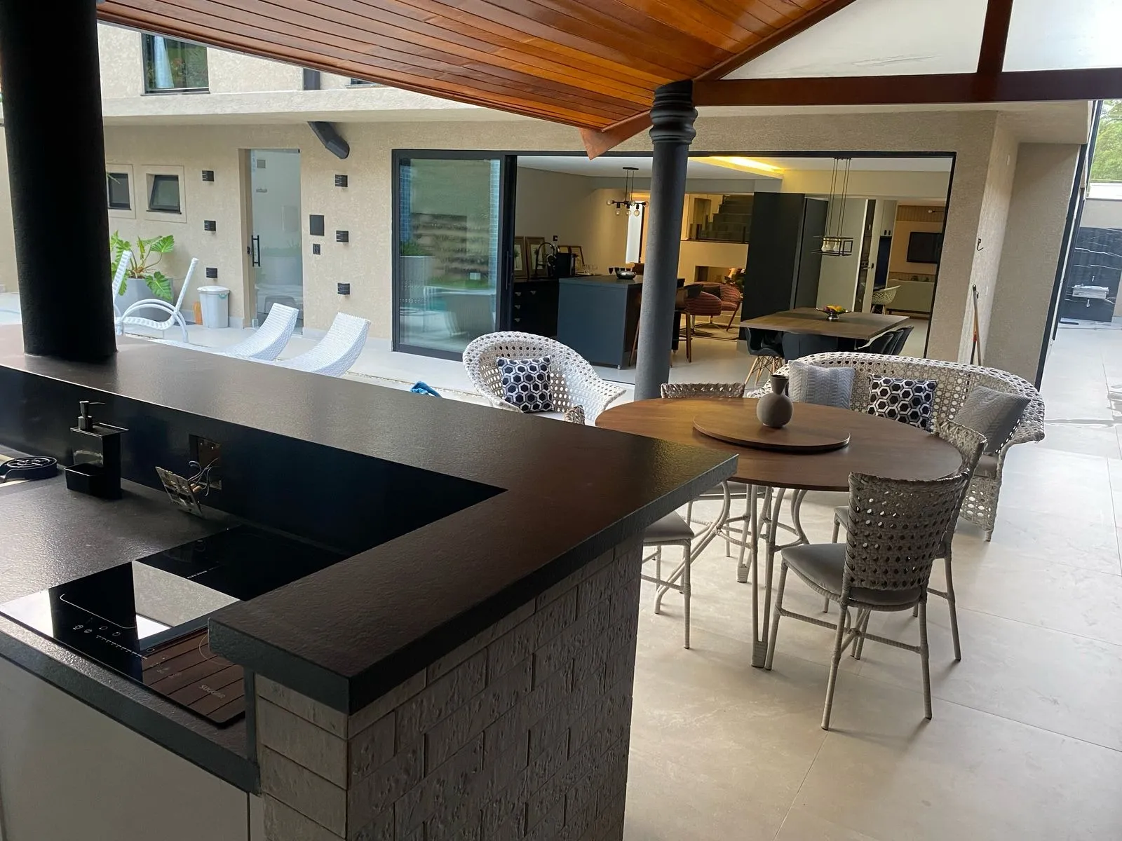 Imagem Casa de Alto Padrão à Venda no Alphaville 01 em Barueri, 5 suítes, 530 m², piscina, sauna, sala de cinema e terreno de 631 m²