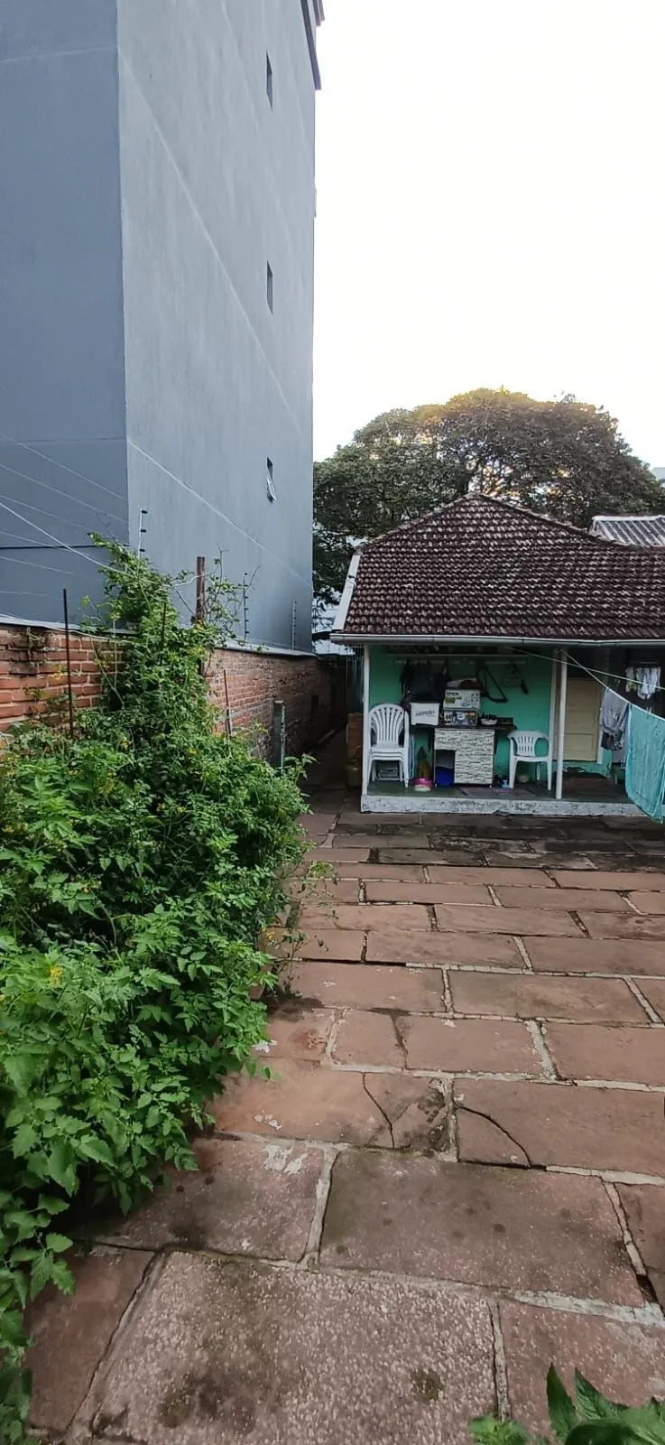 Imagem Vende-se casa de madeira, com dois dormitórios, banheiro, sala e cozinha. Localização privilegiada no bairro Jardim Botânico. Área do terreno com 6,6mx44m.